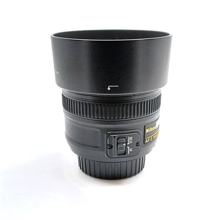 Nikon AF-S 50/1,8 G + paraluce HB-47