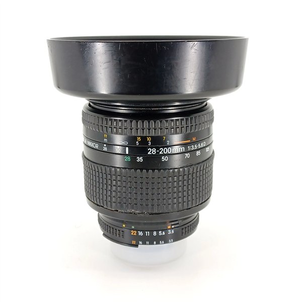 Nikon AF 28-200/3,5-5,6 D + paraluce