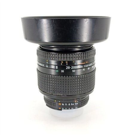 Nikon AF 28-200/3,5-5,6 D + paraluce