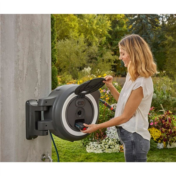 Gardena avvolgitubo parete batt. PowerRoll XL 18V set bian. 35 m