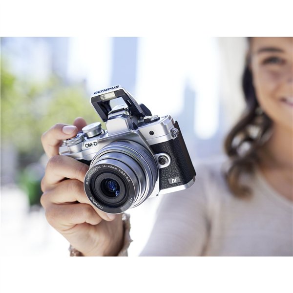 Olympus OM-D E-M10 Mark IV Set + 14-42 Pancake Zoom argento