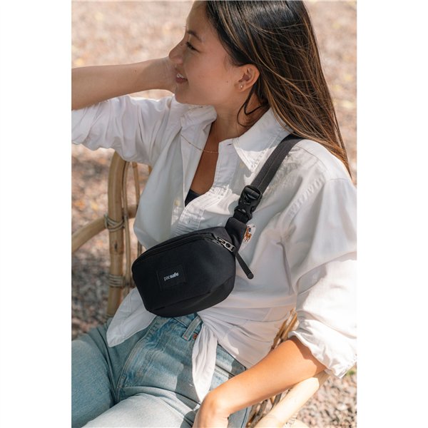 Pacsafe GO Micro Sling jet black