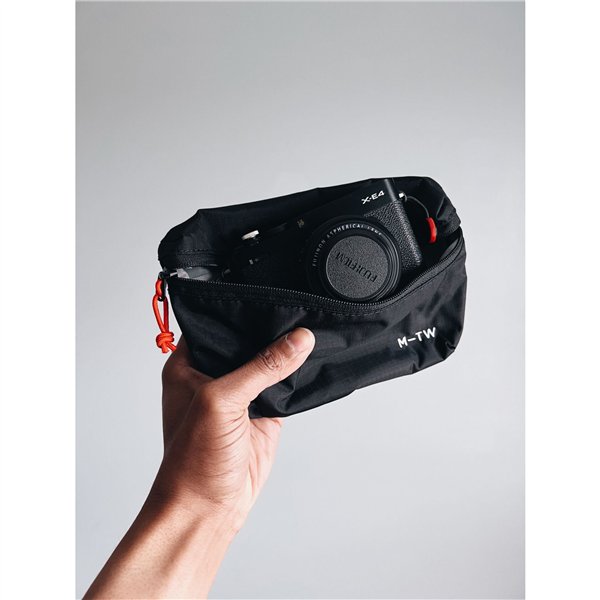 Moment Everything Mini Sling 1L Black