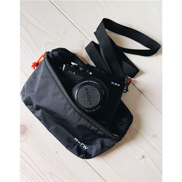 Moment Everything Mini Sling 1L Black