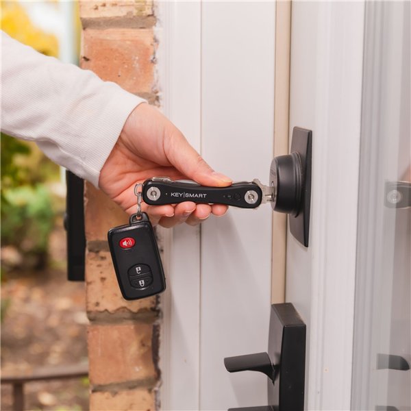 KeySmart iPro Works With Apple Find My Black