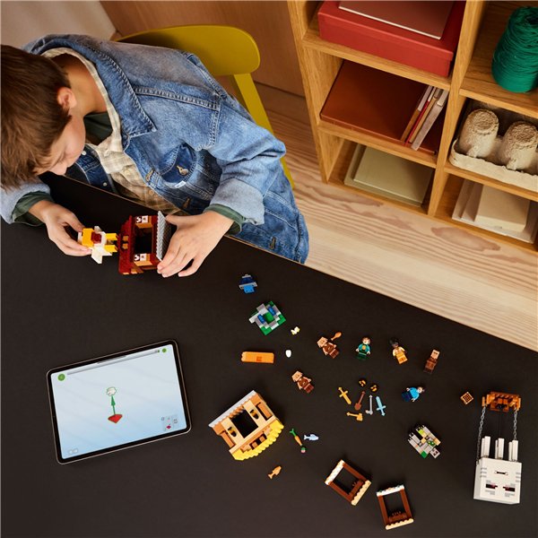 LEGO Minecraft 21273 The Ghast Balloon Village Attack