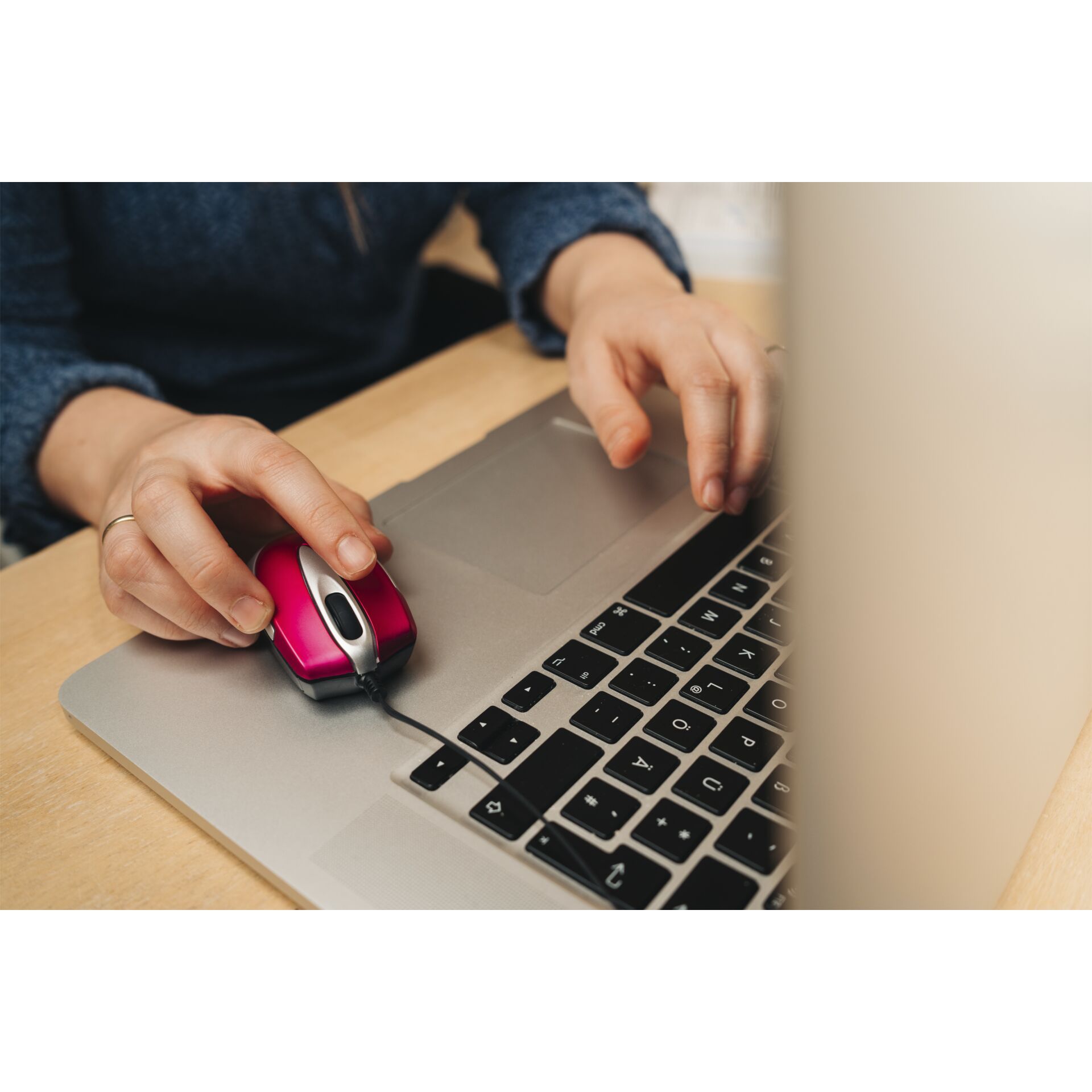 Verbatim Go Mini Optical Travel Mouse Hot Pink