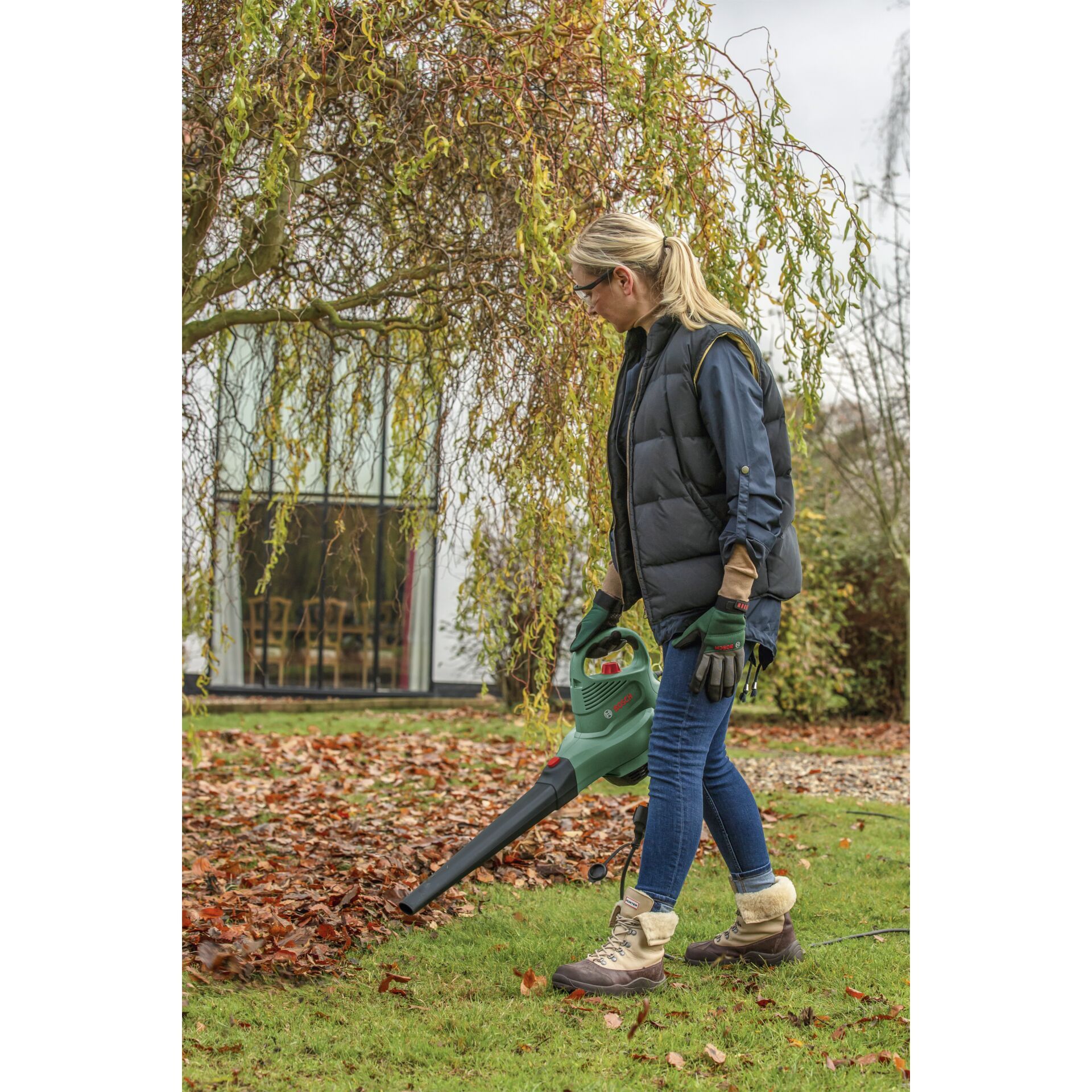 Bosch UniversalGardenTidy 2300 Leaf Blower / Garden Vacuum