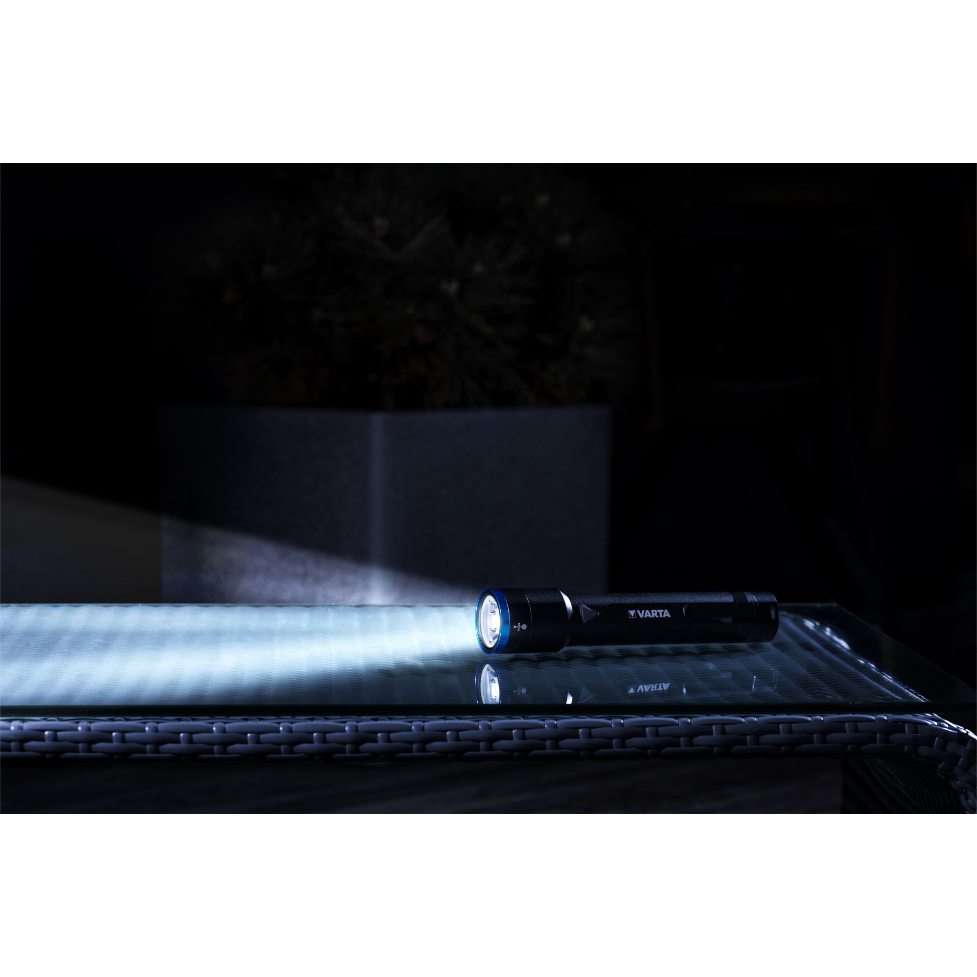 Varta Night Cutter F40 with 6xAA Batteries 18902101121