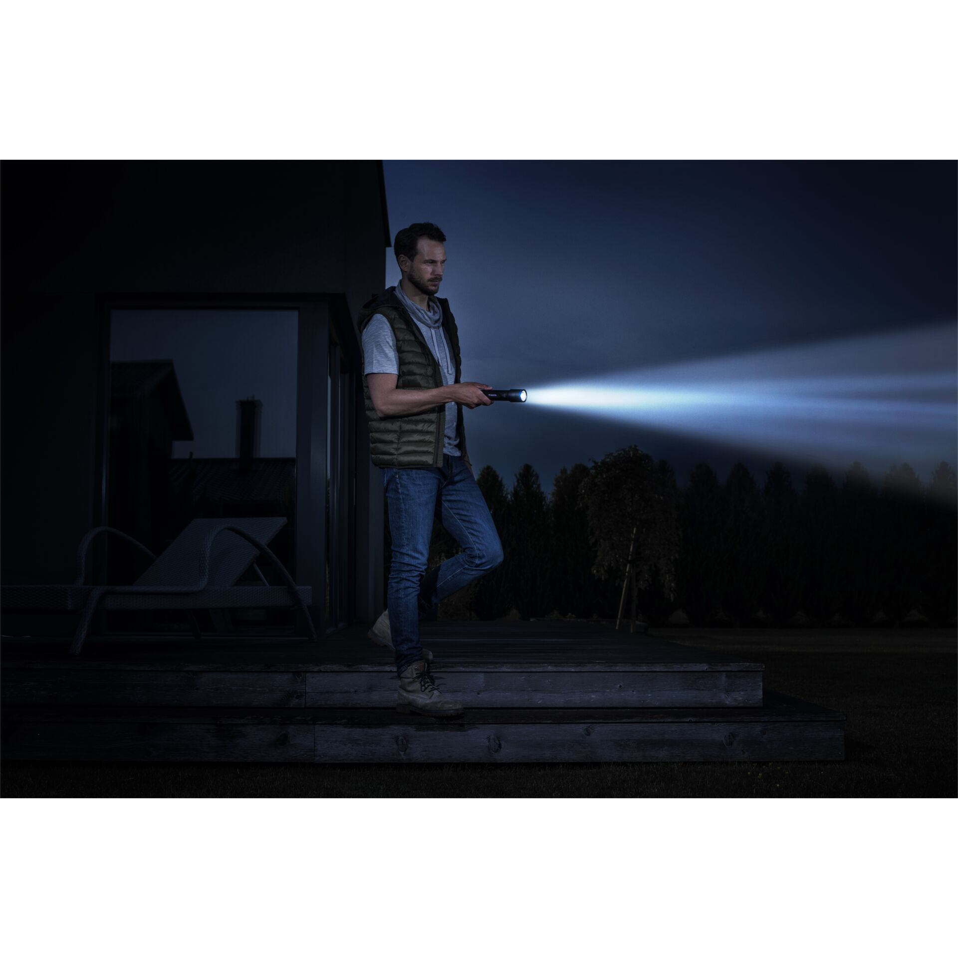 Varta Night Cutter F40 with 6xAA Batteries 18902101121