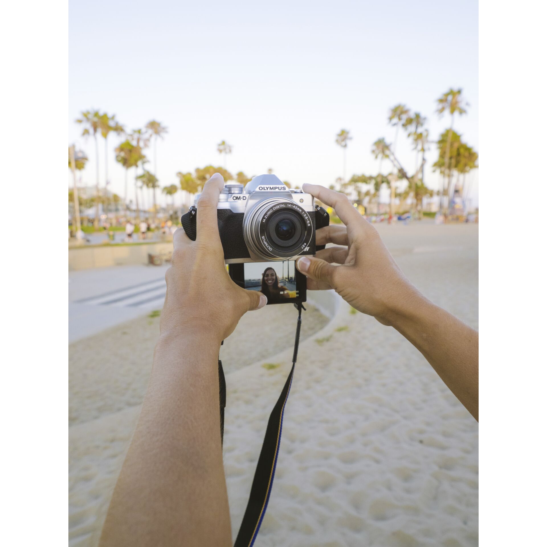 Olympus OM-D E-M10 Mark IV Kit + 14-42 Pancake Zoom silber