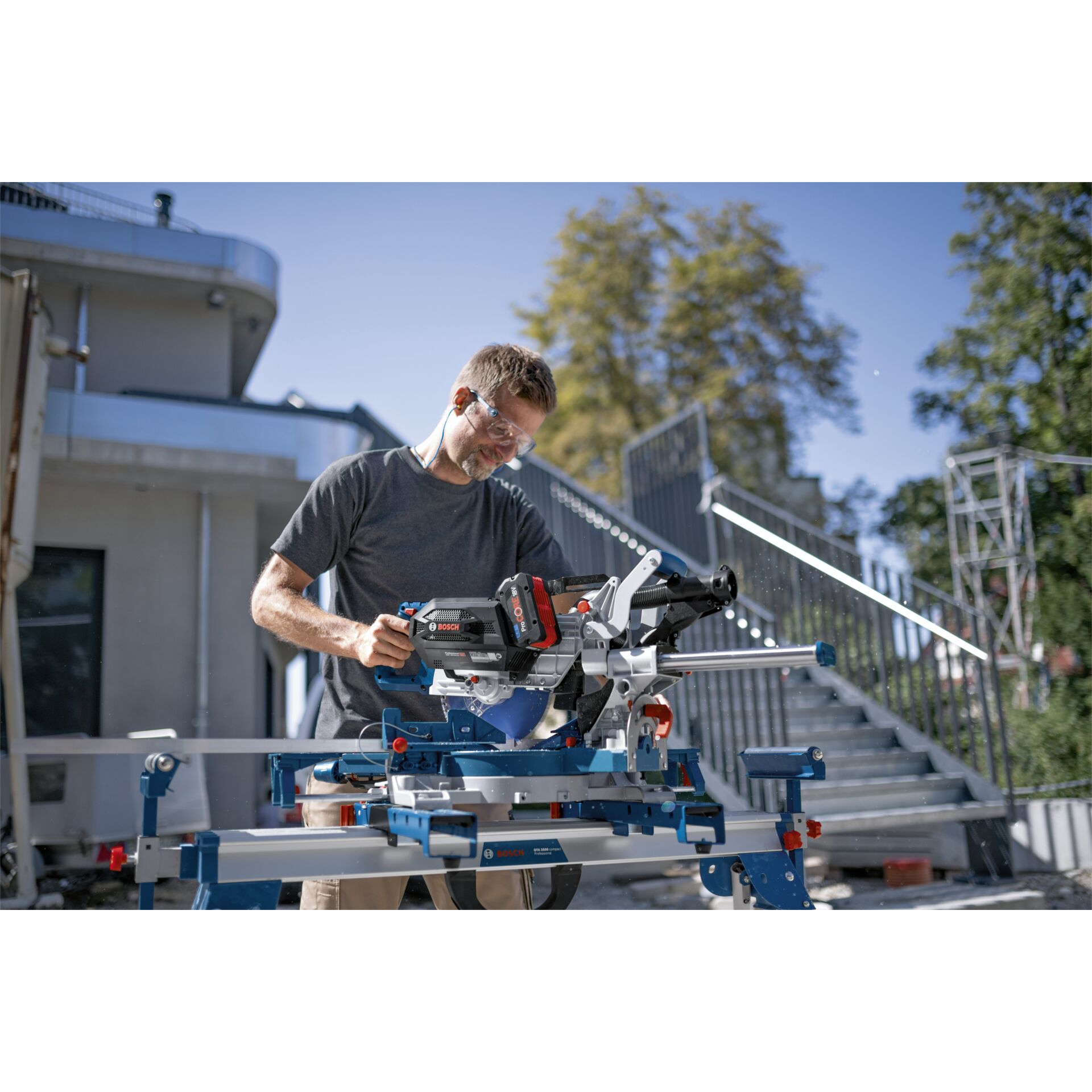 Bosch GCM 18V-216 DC solo Akku-Kapp- und Gehrungssäge