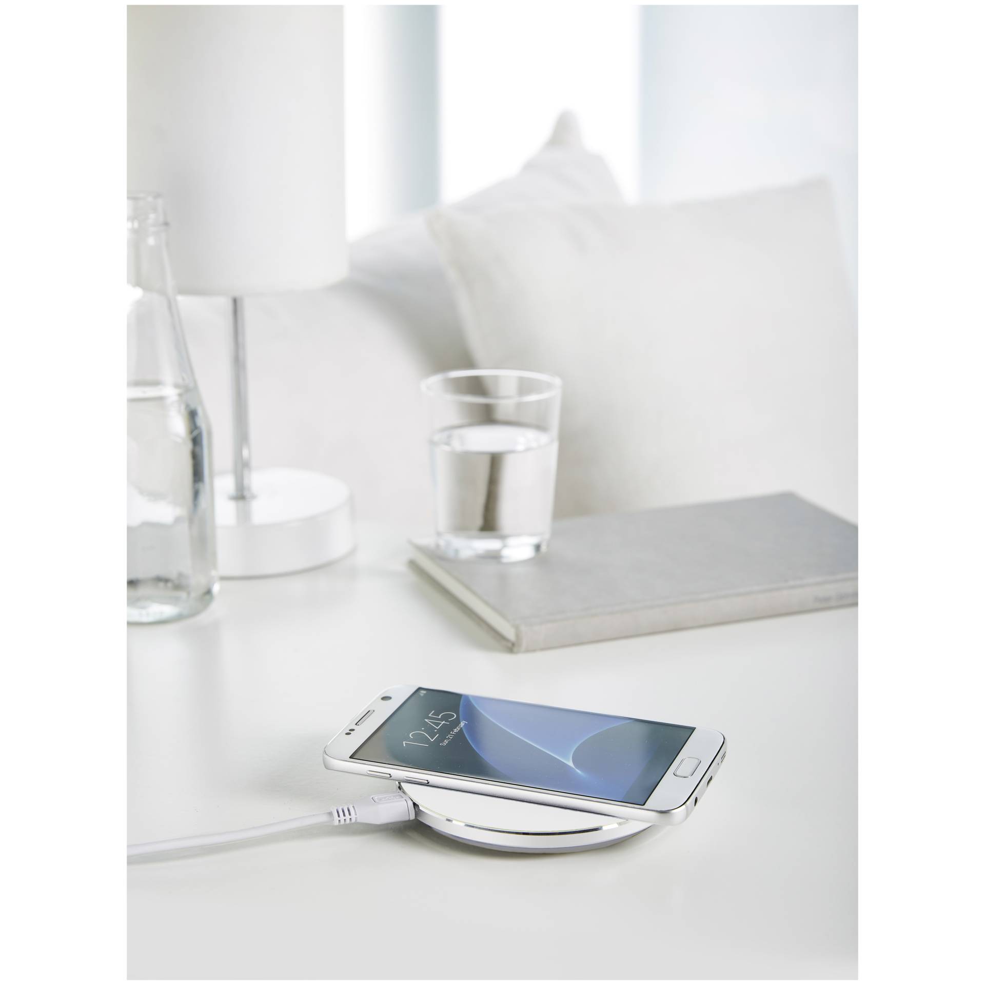 Intenso Wireless Charger QI incl Fast Charge adatt. bianco