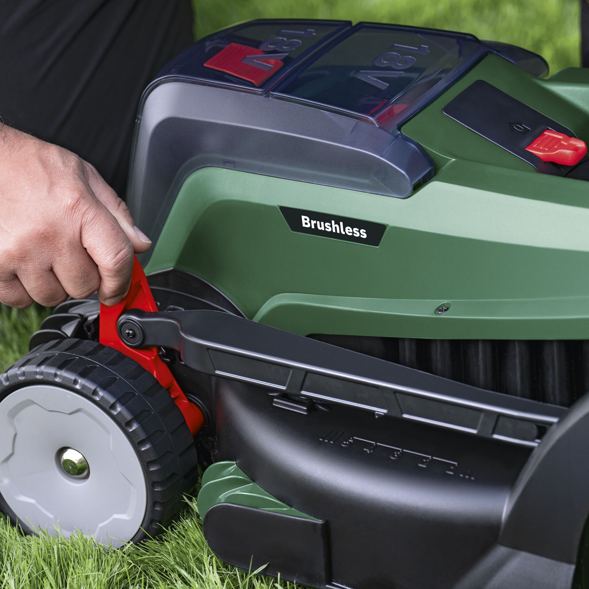 Bosch UniversalRotak 18V-37-550 Taglia Erba a batteria