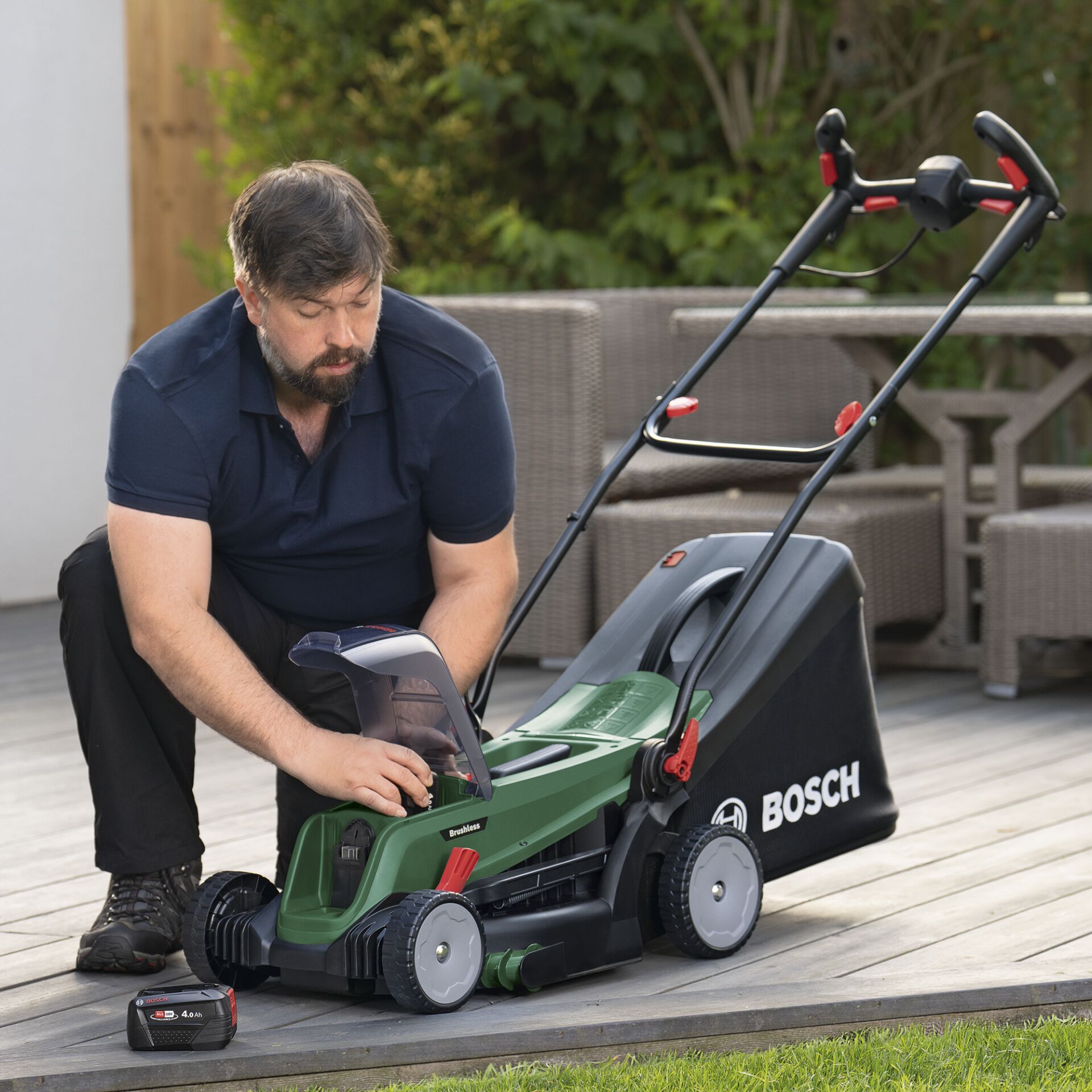 Bosch UniversalRotak 18V-37-550 Taglia Erba a batteria