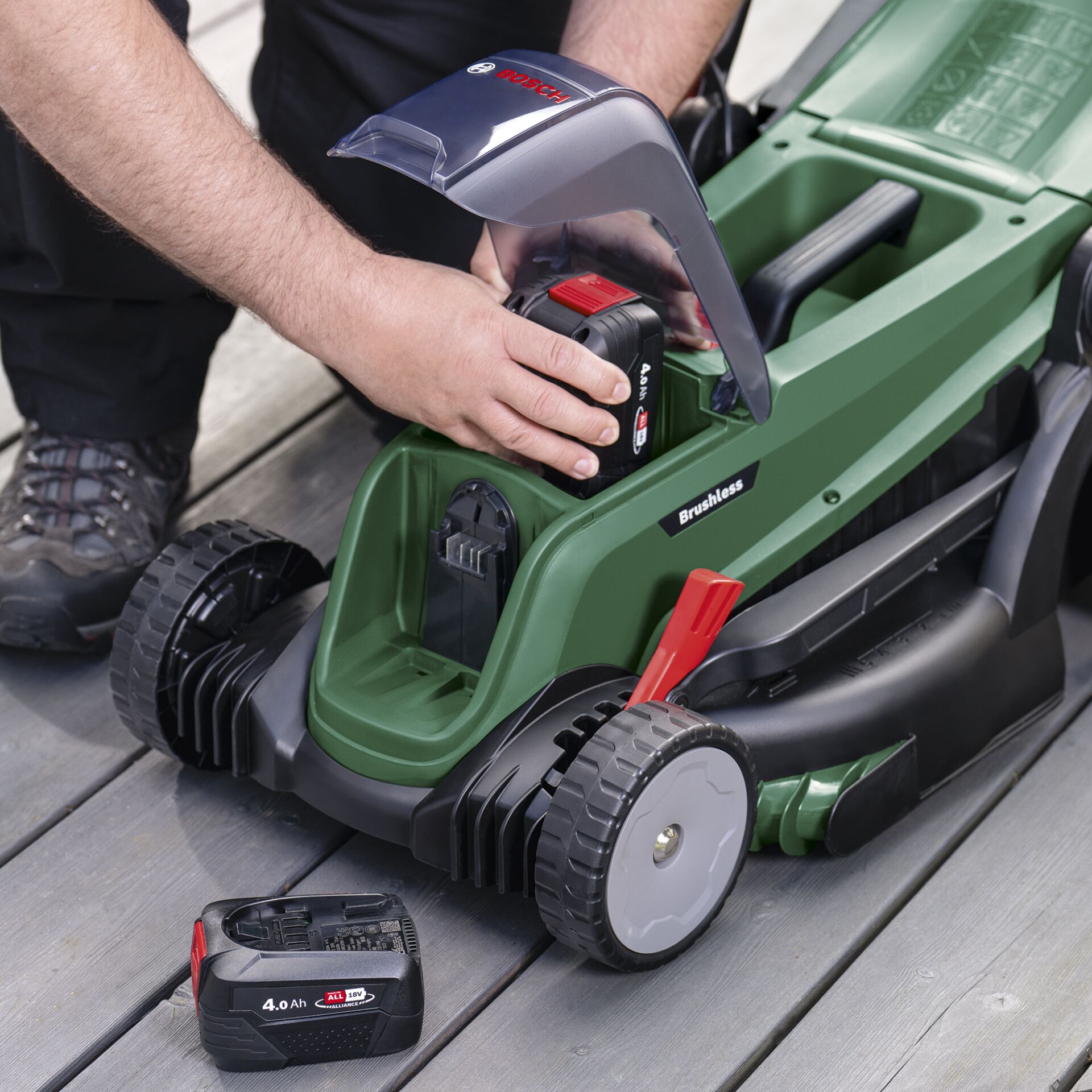 Bosch UniversalRotak 18V-37-550 Taglia Erba a batteria