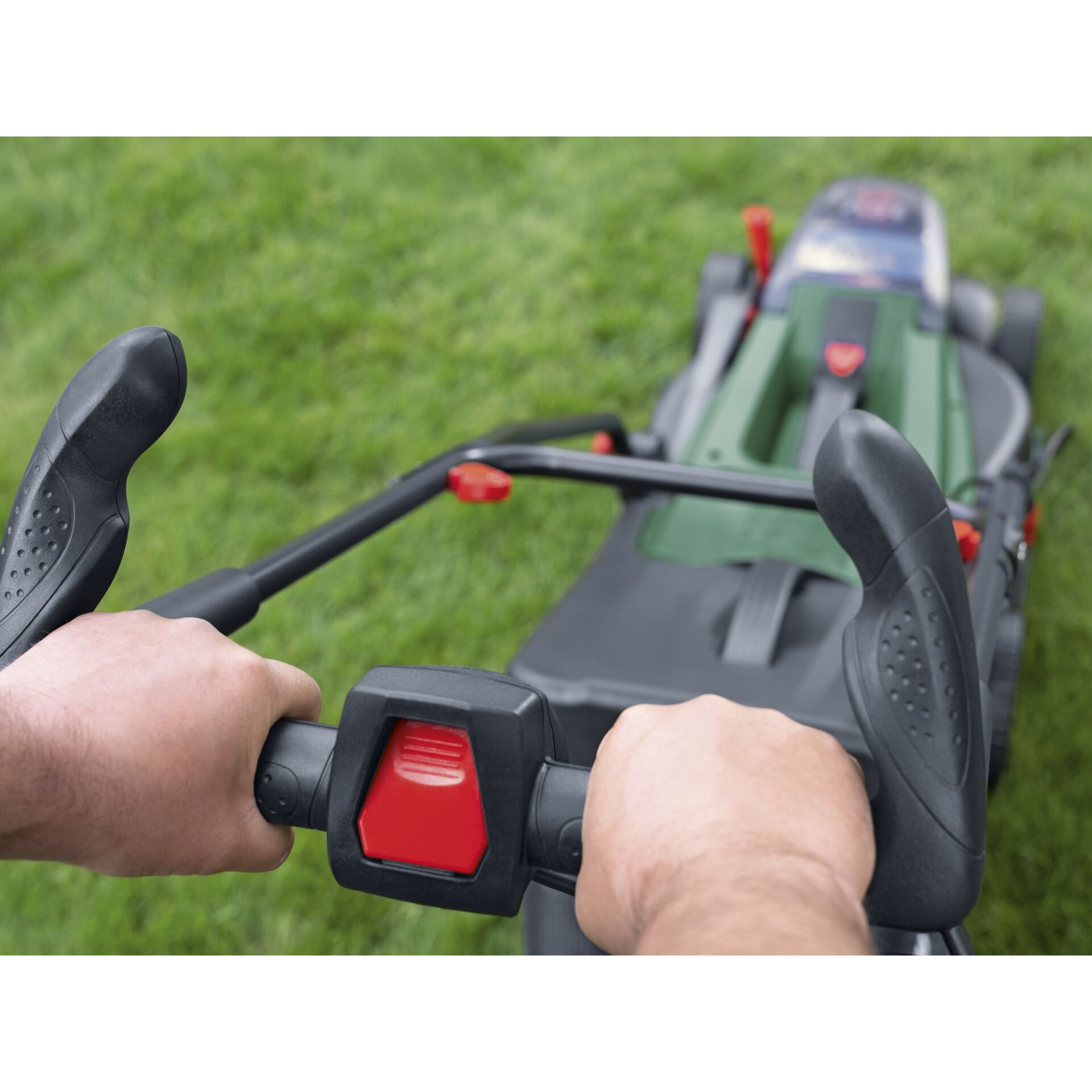 Bosch UniversalRotak 18V-37-550 Taglia Erba a batteria