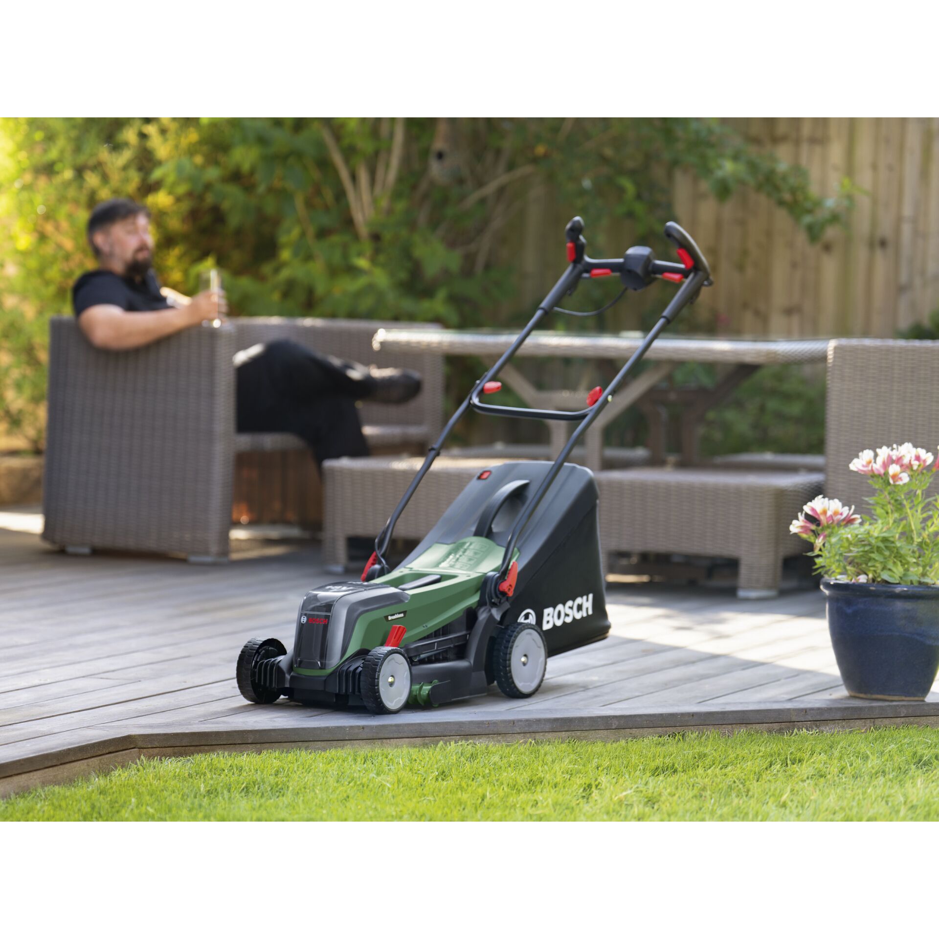 Bosch UniversalRotak 18V-37-550 Taglia Erba a batteria