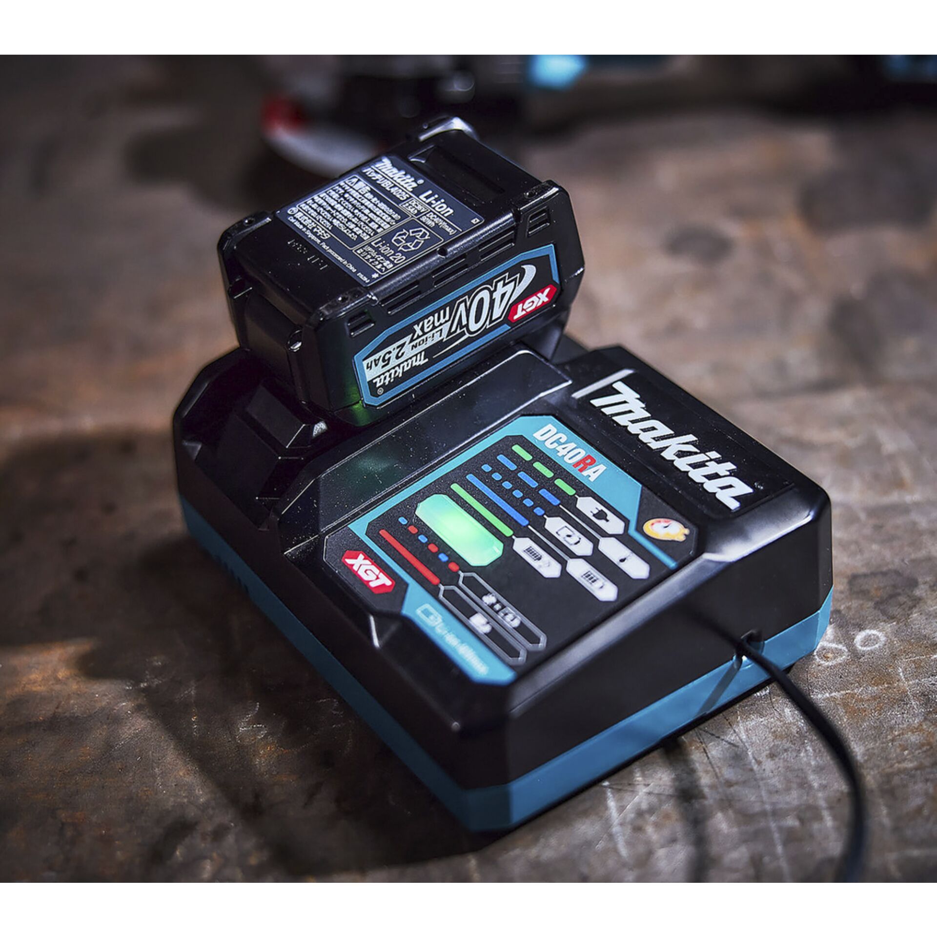 Makita 191E07-8 caricabatt. DC40RA