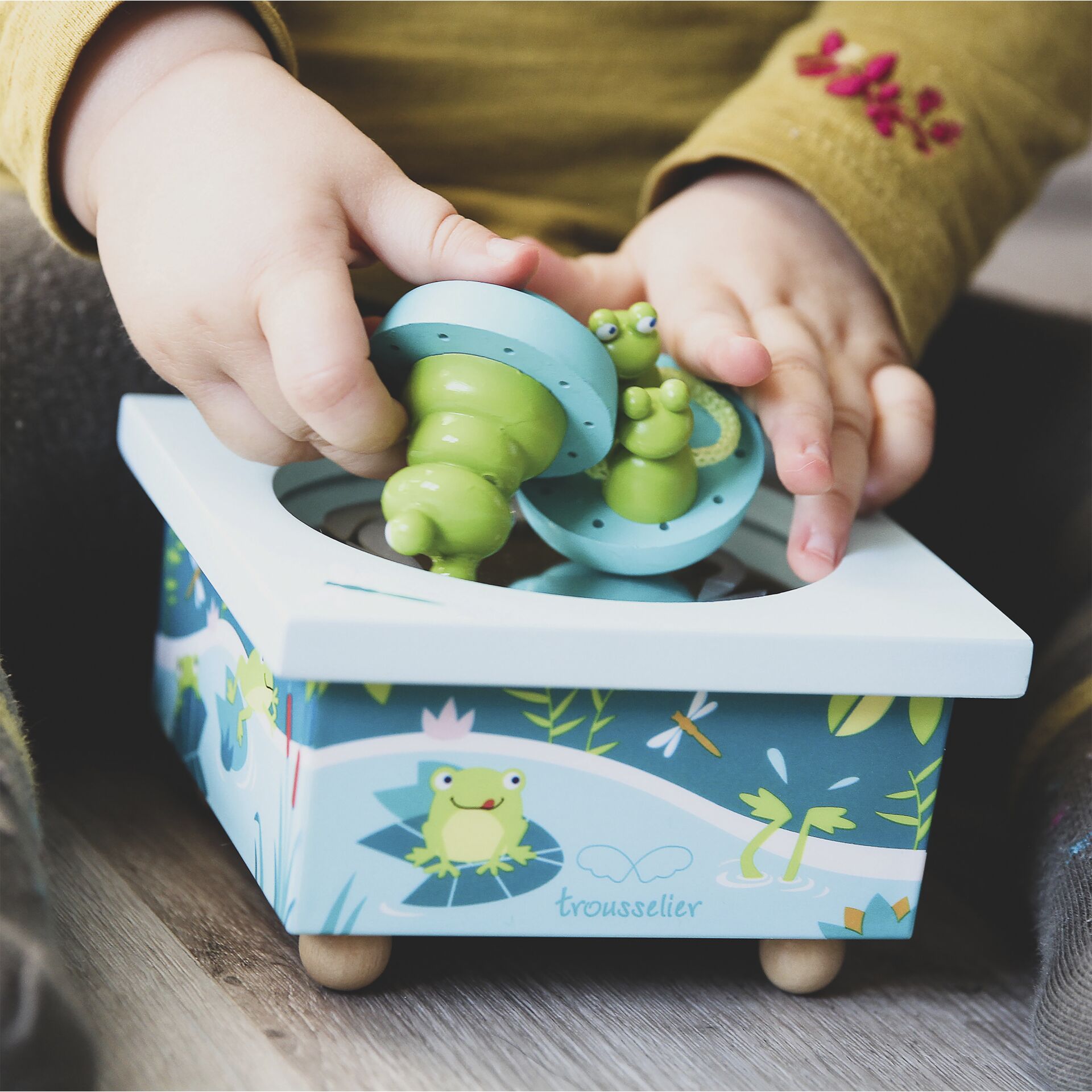 Trousselier carillon con rane danzanti