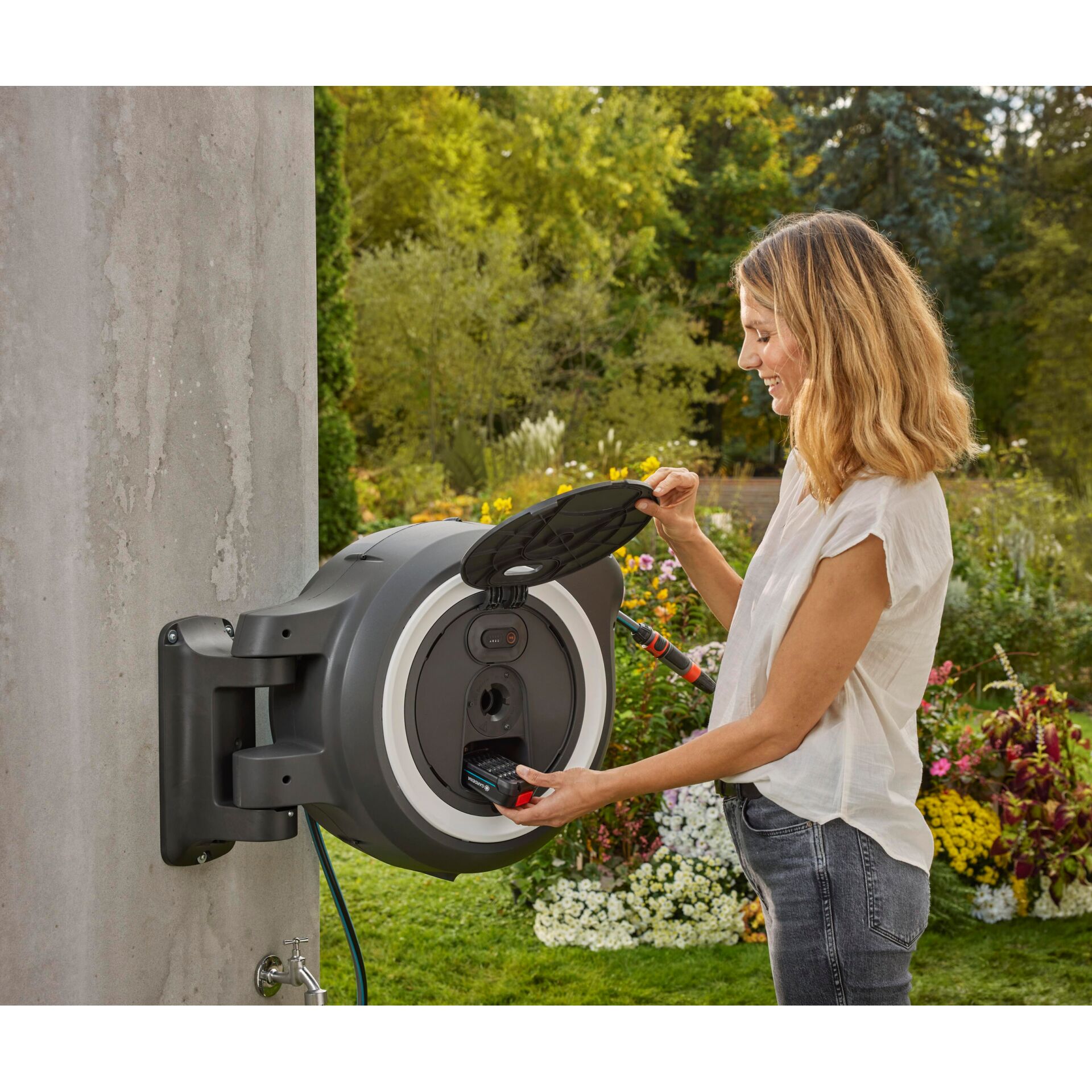 Gardena avvolgitubo parete batt. PowerRoll XL 18V set bian.