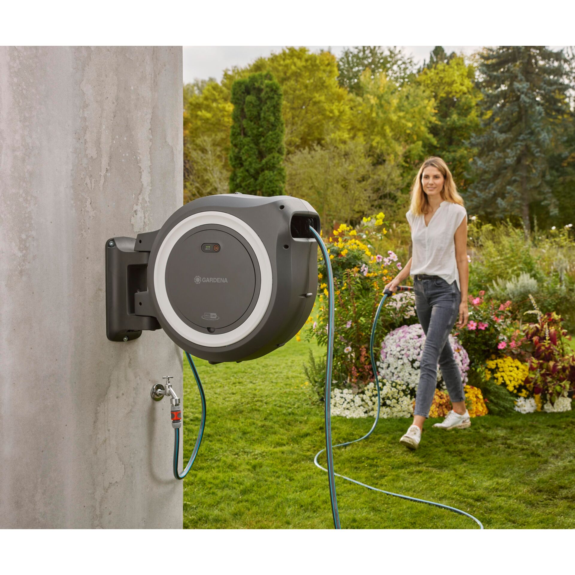 Gardena avvolgitubo parete batt. PowerRoll XL 18V set bian.