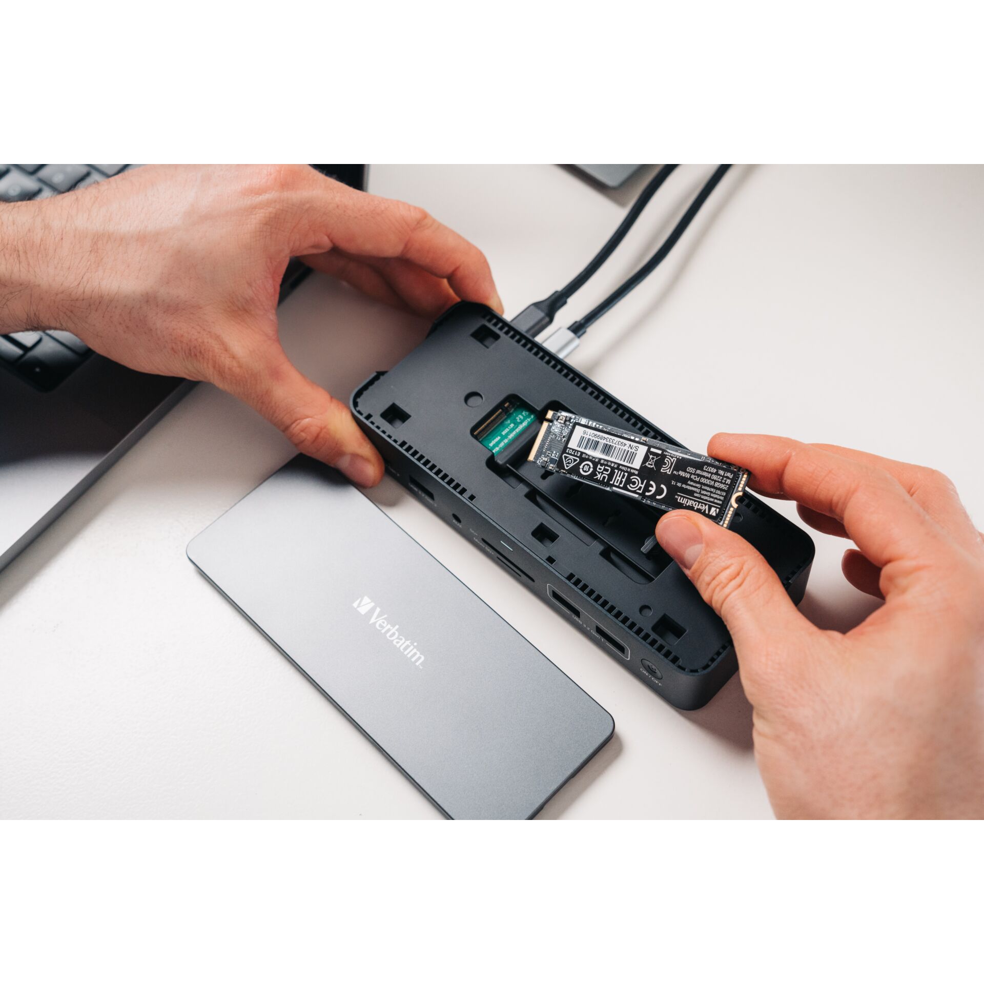 Verbatim USB-C Pro Docking Stat. 15 Port mit 256GB SSD