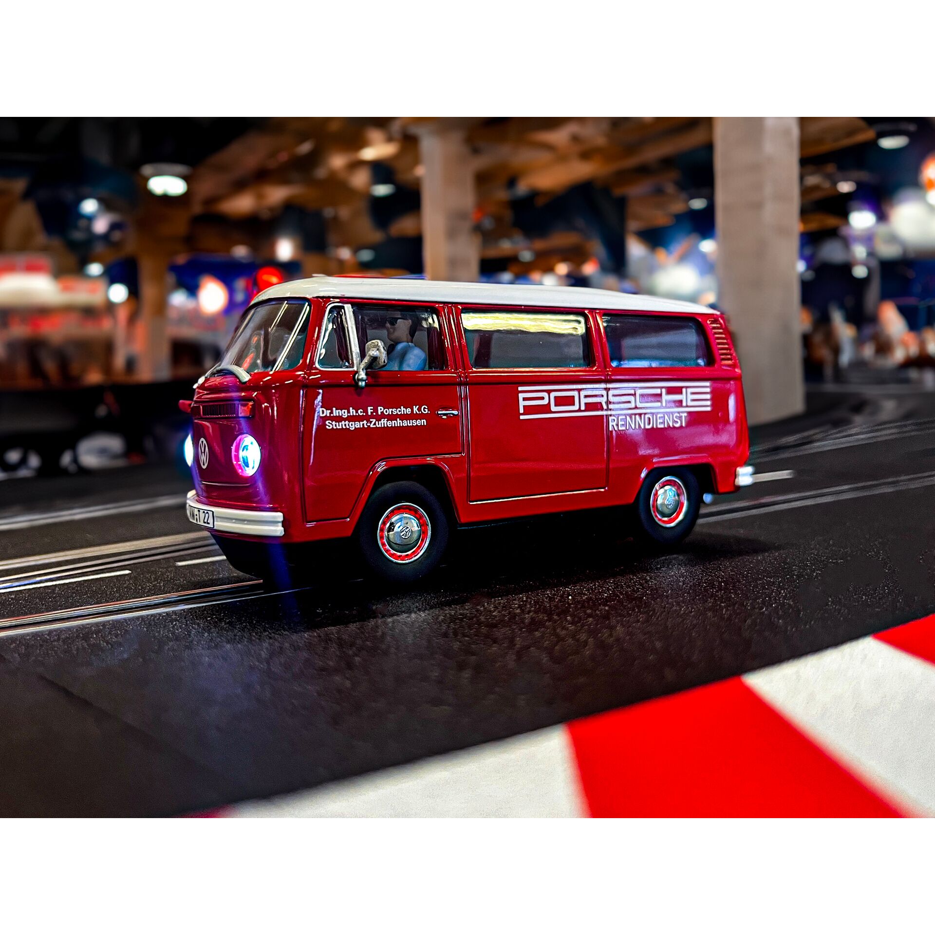 Carrera Digital 132     20031096 VW Bus T2b  Porsche Renndie